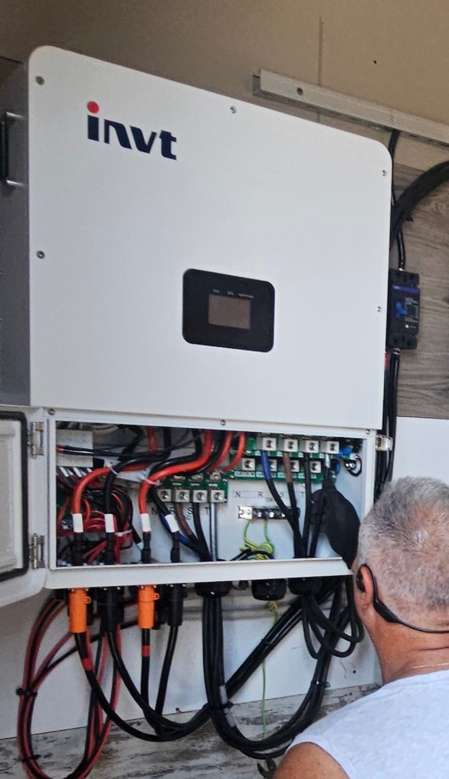 Three-phase hybrid inverter for a factory